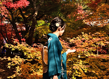 bride wears traditional kimono on photoshoot